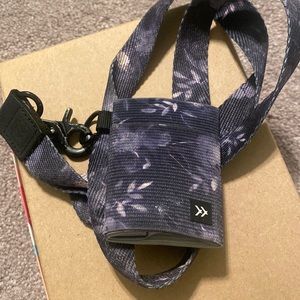 Thread wallet with lanyard